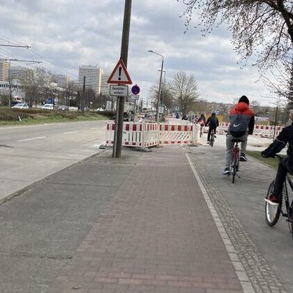 Radweg wird durch Baustelle versperrt