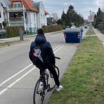 Ende eines Radfahrstreifens wird durch einen Container blockiert