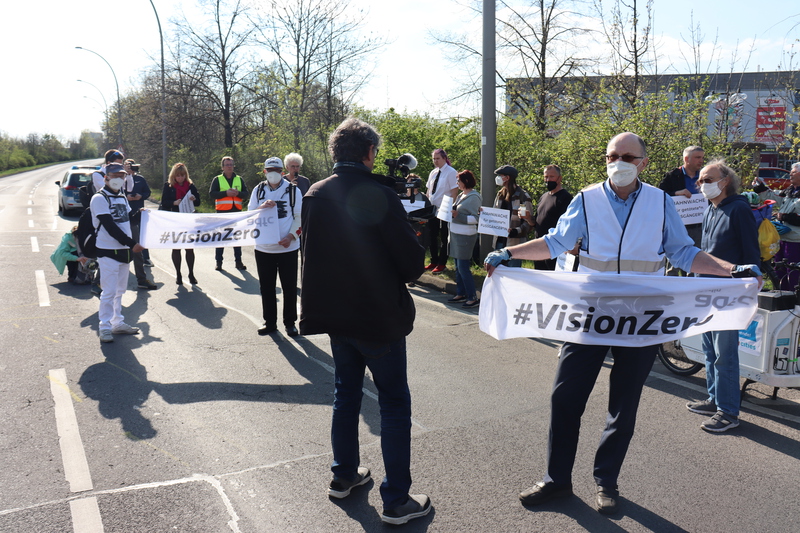 Demonstrationsteilnehmende zeigen Banner und Schilder