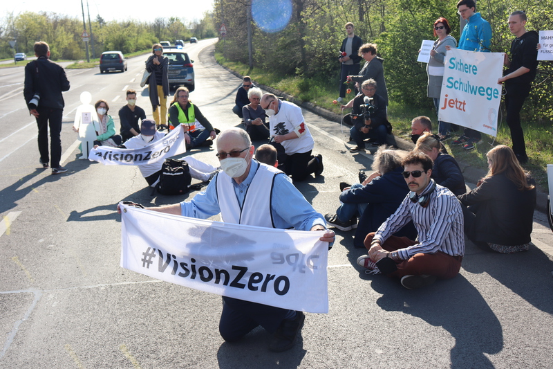 Demonstrationsteilnehmende zeigen Banner und Schilder