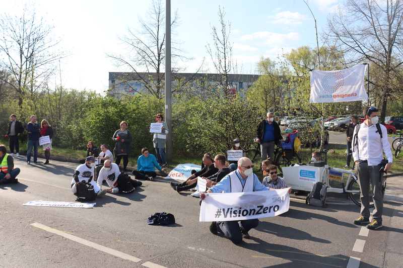 Demonstrationsteilnehmende zeigen Banner und Schilder