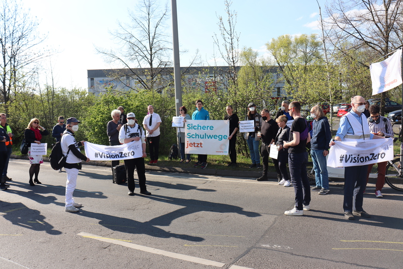 Demonstrationsteilnehmende zeigen Banner und Schilder